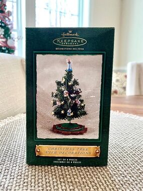 2002 Christmas Tree with Six Mini Decorations  - Hallmark Keepsake (QX4476)